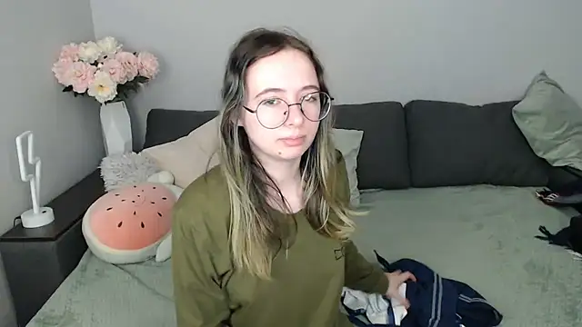 Snapshot of Mini_Diva chatting on October 2025 08:15:02 AM Mini Diva online show from October 2025 08:15:02 AM