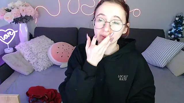 Snapshot of Mini_Diva chatting on December 2025 09:28:02 AM Mini Diva online show from December 2025 09:28:02 AM