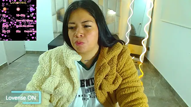 Snapshot of martinna_tay chatting on January 2025 01:00:02 AM martinna tay online show from January 2025 01:00:02 AM