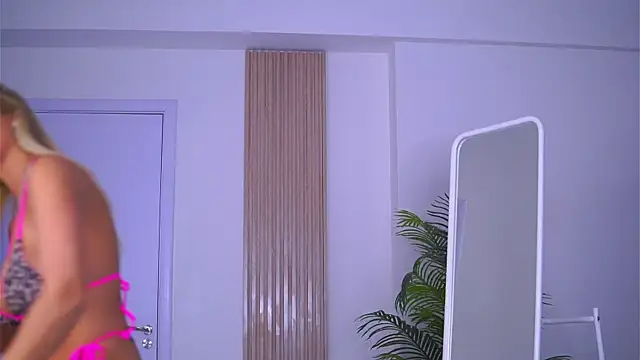 Snapshot of LovingBlondie chatting on February 2025 04:46:02 AM LovingBlondie online show from February 2025 04:46:02 AM