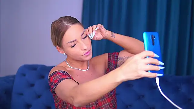 Snapshot of LovingBlondie chatting on February 2025 04:48:01 AM LovingBlondie online show from February 2025 04:48:01 AM