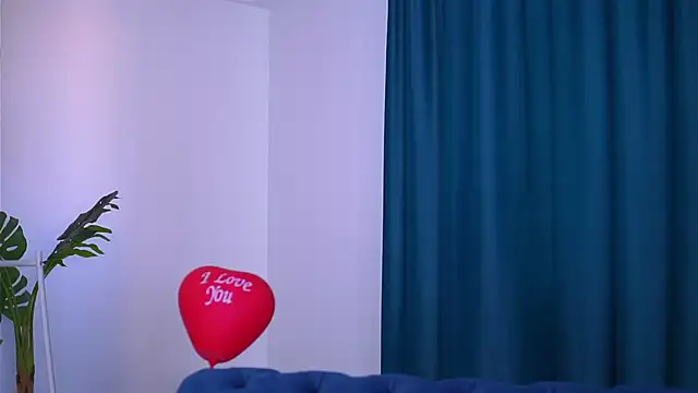 Snapshot of LovingBlondie chatting on February 2025 11:33:01 AM LovingBlondie online show from February 2025 11:33:01 AM