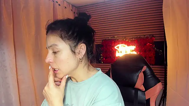 Snapshot of rosse_2504 chatting on October 2025 05:37:02 PM rosse 2504 online show from October 2025 05:37:02 PM