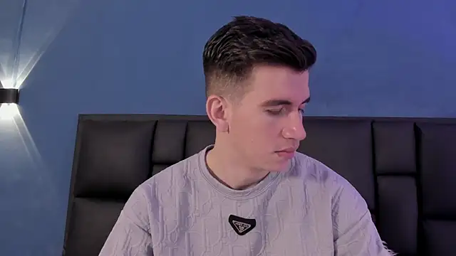 MikaelSlow online show from November 2025 04:00:01 AM