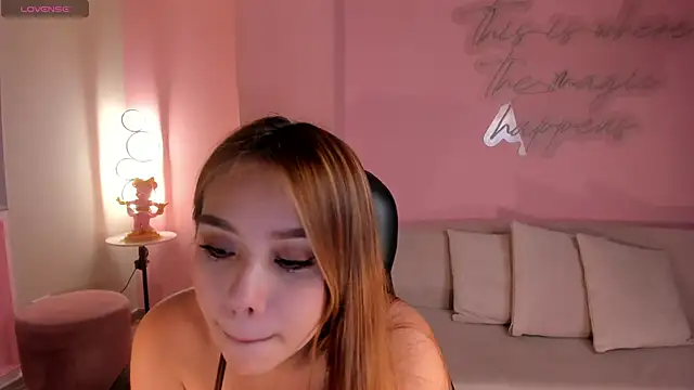 Snapshot of CarolineGraceX chatting on December 2024 03:25:02 AM CarolineGraceX online show from December 2024 03:25:02 AM