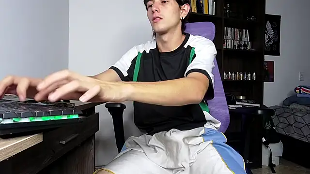 Snapshot of alex_connorr chatting on November 2025 10:52:01 PM alex connorr online show from November 2025 10:52:01 PM