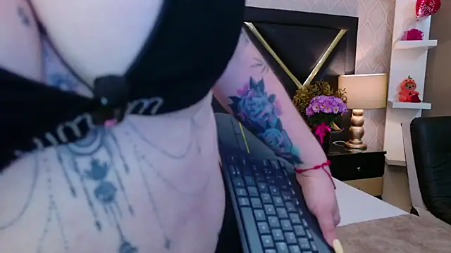 AmaraVelmet online show from November 2025 01:33:02 PM