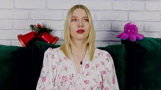 Snapshot of LiliLinn chatting on December 2024 07:29:02 AM LiliLinn online show from December 2024 07:29:02 AM