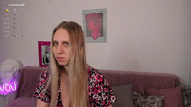 Snapshot of miissblonde chatting on February 2025 03:21:02 AM miissblonde online show from February 2025 03:21:02 AM