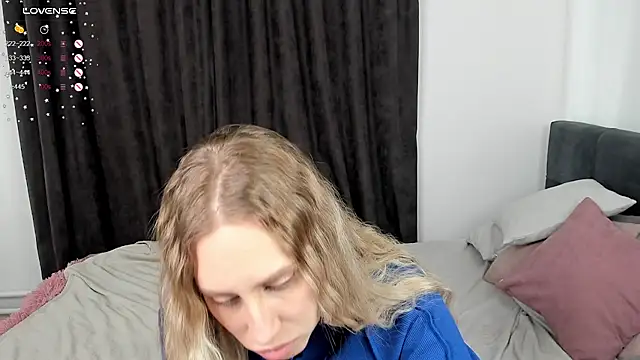 Snapshot of miissblonde chatting on February 2025 05:09:01 AM miissblonde online show from February 2025 05:09:01 AM