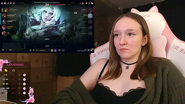 MoonlishSiren online show from September 2025 08:30:02 PM