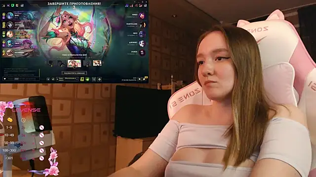 MoonlishSiren online show from October 2025 09:04:02 PM