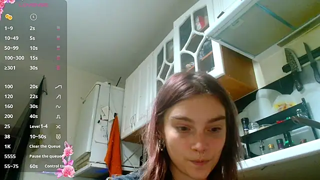 Snapshot of Sophie_Bell chatting on December 2024 10:19:01 PM Sophie Bell online show from December 2024 10:19:01 PM