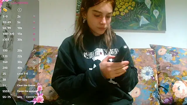 Snapshot of Sophie_Bell chatting on December 2024 06:57:02 PM Sophie Bell online show from December 2024 06:57:02 PM