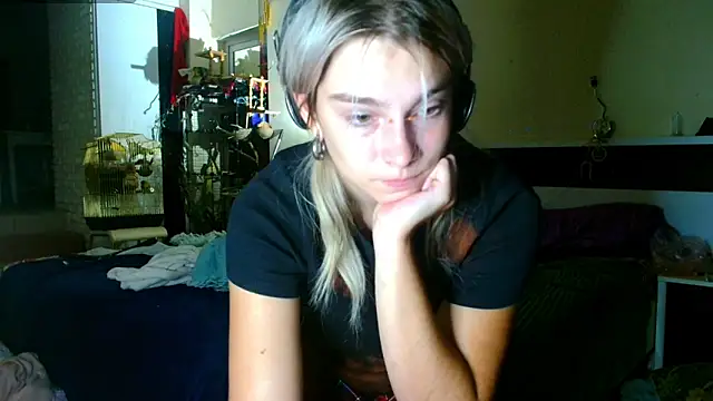 Snapshot of Sophie_Bell chatting on September 2025 04:51:02 PM Sophie Bell online show from September 2025 04:51:02 PM
