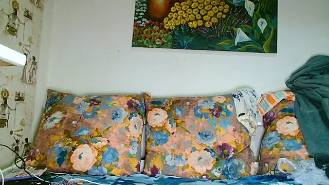Snapshot of Sophie_Bell chatting on October 2025 04:46:01 PM Sophie Bell online show from October 2025 04:46:01 PM