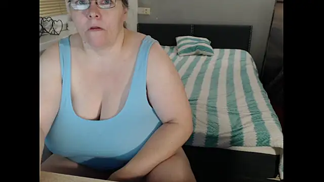 Snapshot of Sweetboobs chatting on October 2025 04:27:01 AM Sweetboobs online show from October 2025 04:27:01 AM