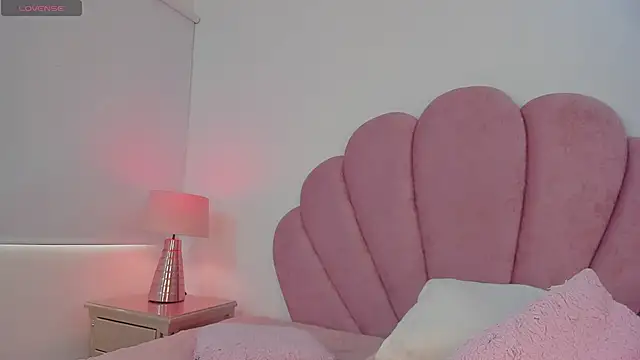 Snapshot of Nicole_Paradise chatting on January 2025 04:01:02 PM Nicole Paradise online show from January 2025 04:01:02 PM
