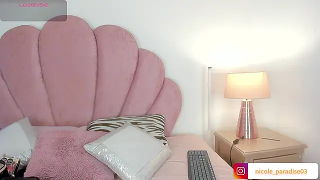 Nicole Paradise online show from June 2026 01:15:02 PM
