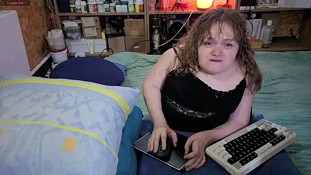 Snapshot of MiniNatalie chatting on November 2025 08:57:02 AM MiniNatalie online show from November 2025 08:57:02 AM