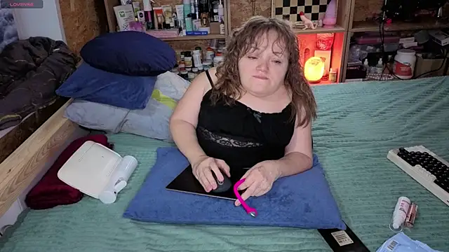 Snapshot of MiniNatalie chatting on December 2025 01:42:01 PM MiniNatalie online show from December 2025 01:42:01 PM