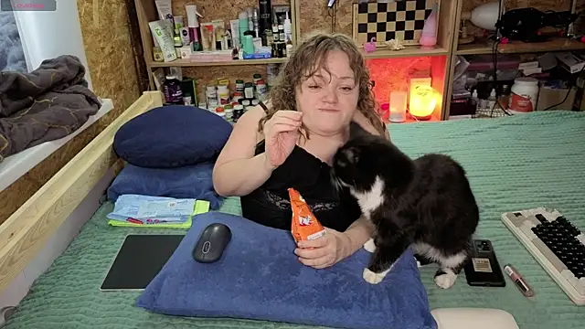 Snapshot of MiniNatalie chatting on December 2025 04:18:02 AM MiniNatalie online show from December 2025 04:18:02 AM