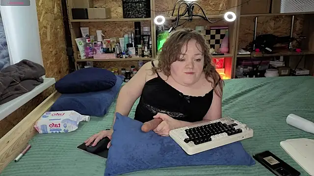 Snapshot of MiniNatalie chatting on December 2025 06:44:01 AM MiniNatalie online show from December 2025 06:44:01 AM