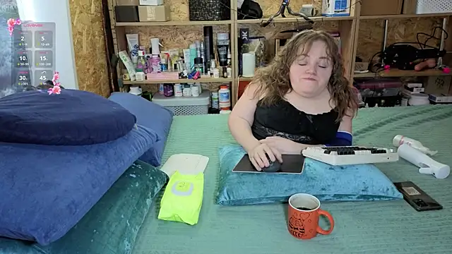 Snapshot of MiniNatalie chatting on January 2026 07:34:01 AM MiniNatalie online show from January 2026 07:34:01 AM