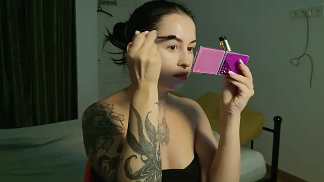 Snapshot of VioletCatt chatting on October 2025 05:38:01 AM VioletCatt online show from October 2025 05:38:01 AM