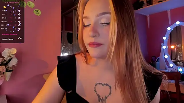 Snapshot of CarolineLovers chatting on October 2025 09:23:01 PM CarolineLovers online show from October 2025 09:23:01 PM