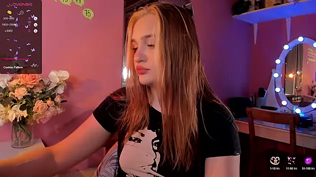 Snapshot of CarolineLovers chatting on October 2025 11:14:01 PM CarolineLovers online show from October 2025 11:14:01 PM