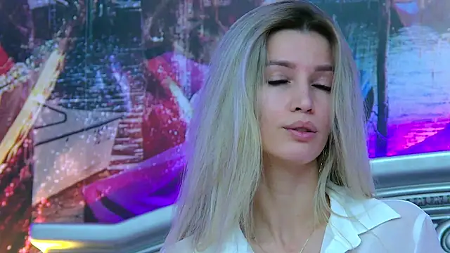 IvySamek online show from October 2025 06:16:02 PM