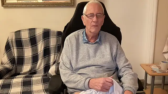 Snapshot of cutaboverest chatting on November 2025 06:04:02 PM cutaboverest online show from November 2025 06:04:02 PM