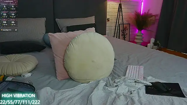 Snapshot of Selena_Lily chatting on February 2025 10:03:02 AM Selena Lily online show from February 2025 10:03:02 AM