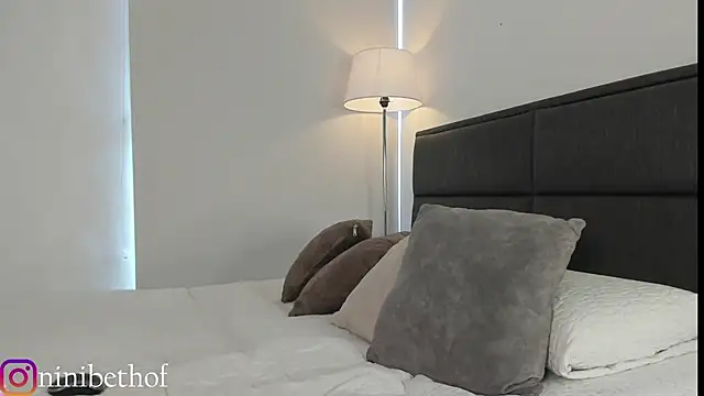 lady ni  online show from December 2024 12:27:02 PM