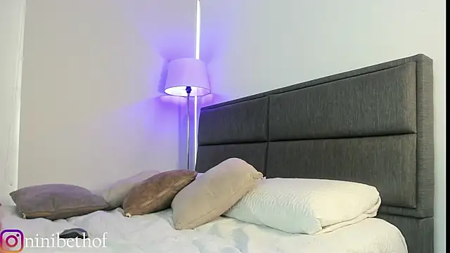 lady ni  online show from January 2025 01:02:01 PM