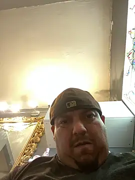 Snapshot of valleyoneofakind chatting on December 2024 09:19:02 PM valleyoneofakind online show from December 2024 09:19:02 PM