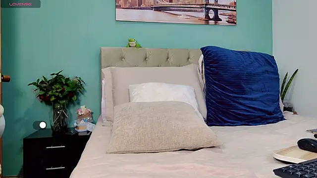 yanella fire online show from October 2025 08:05:01 PM