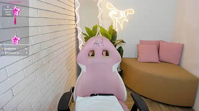 Snapshot of Chiara_tay chatting on February 2025 01:31:02 AM Chiara tay online show from February 2025 01:31:02 AM