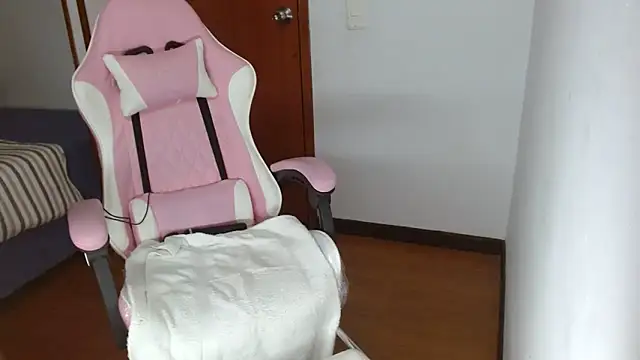 Snapshot of Mishka__ chatting on December 2024 01:03:01 AM Mishka online show from December 2024 01:03:01 AM