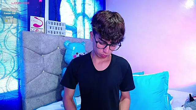 OwenBluee online show from December 2024 02:06:01 PM