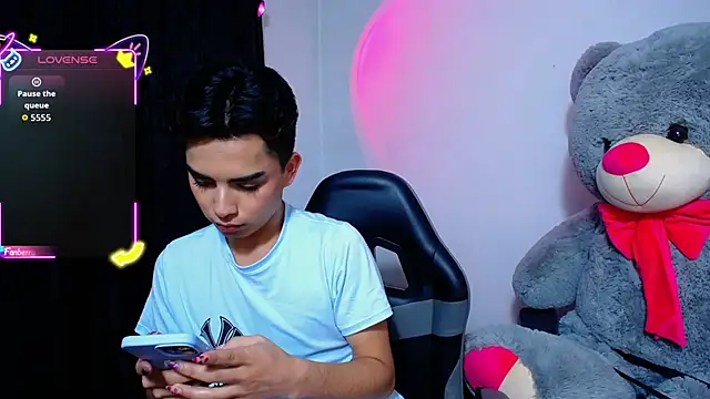 Snapshot of OwenBluee chatting on April 2026 02:11:01 AM OwenBluee online show from April 2026 02:11:01 AM