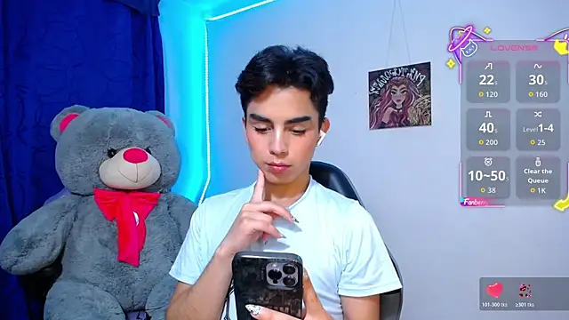 Snapshot of OwenBluee chatting on May 2026 05:35:01 AM OwenBluee online show from May 2026 05:35:01 AM