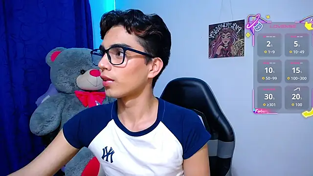 Snapshot of OwenBluee chatting on May 2026 09:05:01 AM OwenBluee online show from May 2026 09:05:01 AM