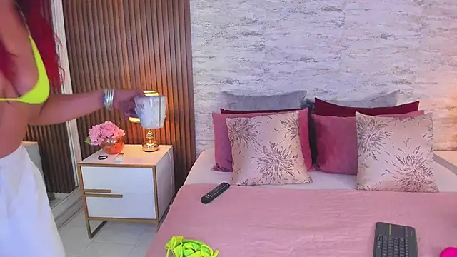 Snapshot of AndreaPink2024 chatting on October 2025 12:50:01 PM AndreaPink2024 online show from October 2025 12:50:01 PM