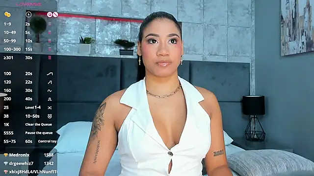 Snapshot of Salome_Diaz_ chatting on February 2025 11:01:02 PM Salome Diaz online show from February 2025 11:01:02 PM