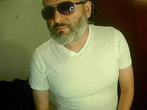 Snapshot of BushBator chatting on December 2024 08:33:02 AM BushBator online show from December 2024 08:33:02 AM