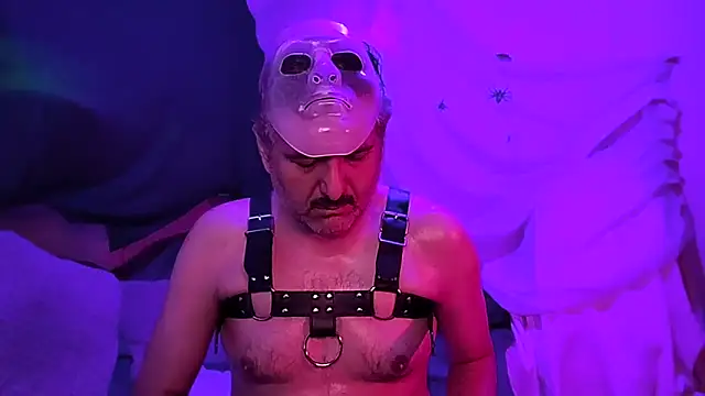 Snapshot of BushBator chatting on October 2025 07:42:02 AM BushBator online show from October 2025 07:42:02 AM