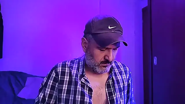 Snapshot of BushBator chatting on November 2025 05:17:01 AM BushBator online show from November 2025 05:17:01 AM