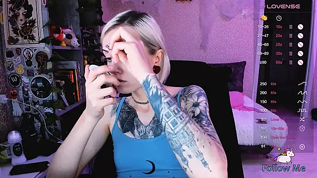 Snapshot of NaniMoore chatting on October 2025 09:43:02 AM NaniMoore online show from October 2025 09:43:02 AM